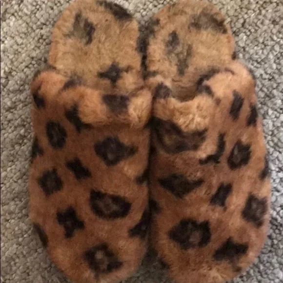 Women’s Slippers - Picture 1 of 3